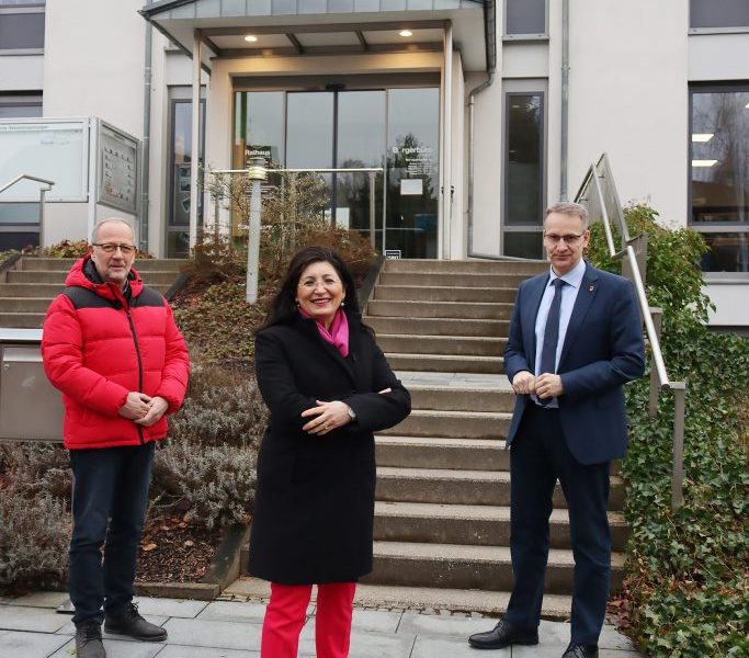 v.l.n.r.: Wolfgang Vöpel (SPD-Fraktion Herscheid), Nezahat Baradari (SPD-MdB), Uwe Schmalenbach (Bürgermeister)